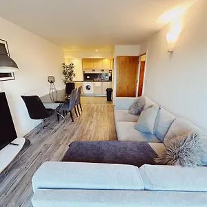  Apartment Centre - Sleeps 6 - Open Plan
